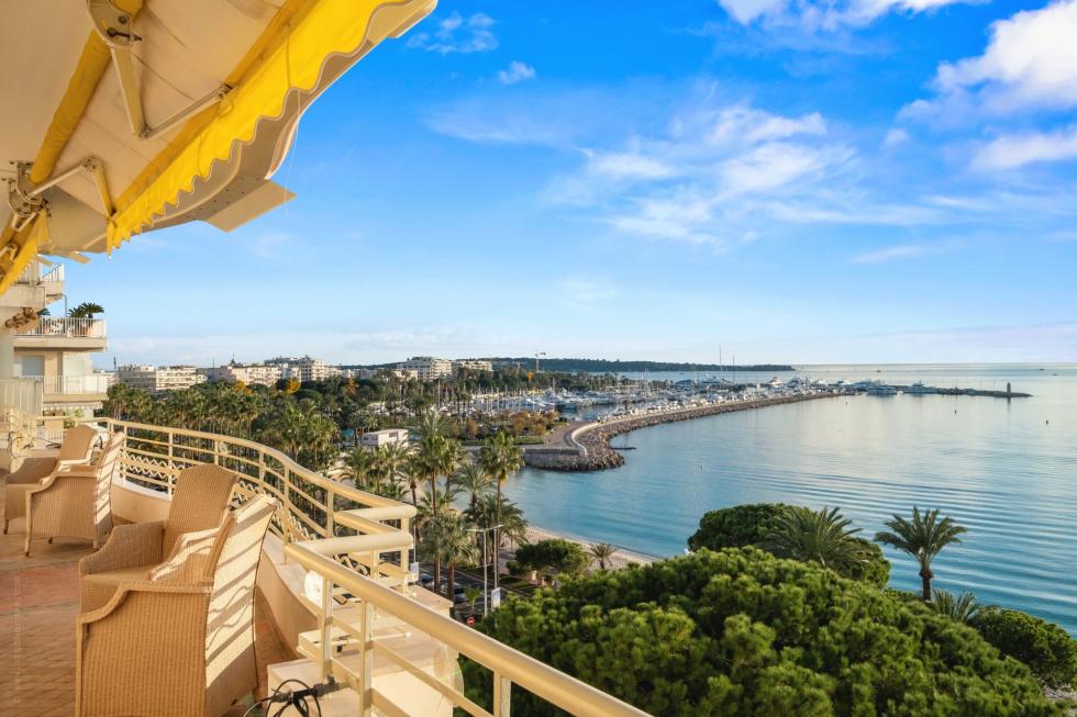 Seafront apartment Cannes